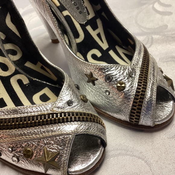 Marc Jacobs  SILVER. Peep Toe Heels size 5 STUDDED.  TOO  SZ 5 - Picture 4 of 13